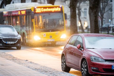 Der Deutsche Wetterdienst erwartet Schnellfall im Nordwesten. Foto: Hauke-Christian Dittrich/dpa