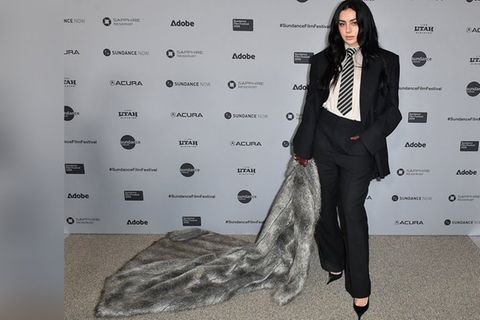 Sie kann auch ganz züchtig: Charli XCX bei der Premiere von "The Moment" beim Sundance Film Festival 2026.