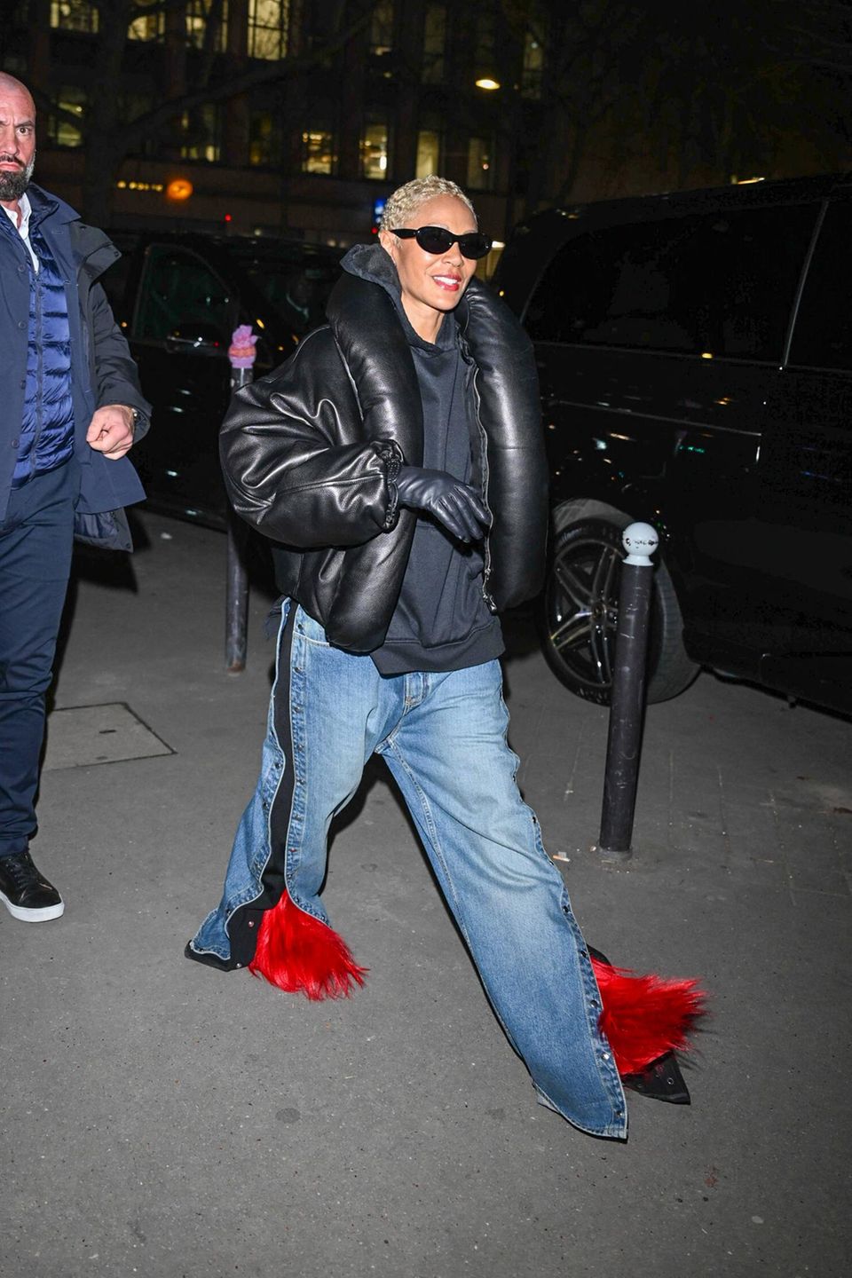 Die stolze Mama: Jada Pinkett Smith trägt die vom Sohn designten Schuhe