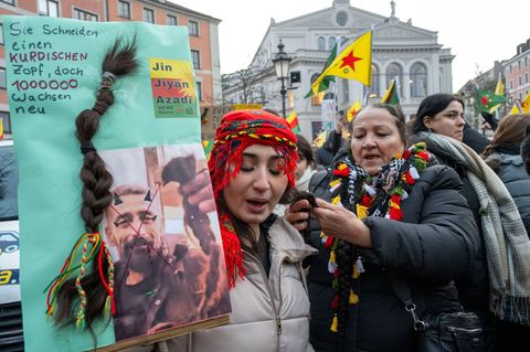 Teilnehmer der Münchner Kundgebung gegen das militärische Vorgehen der syrischen Übergangsregierung gegen das autonom verwaltete