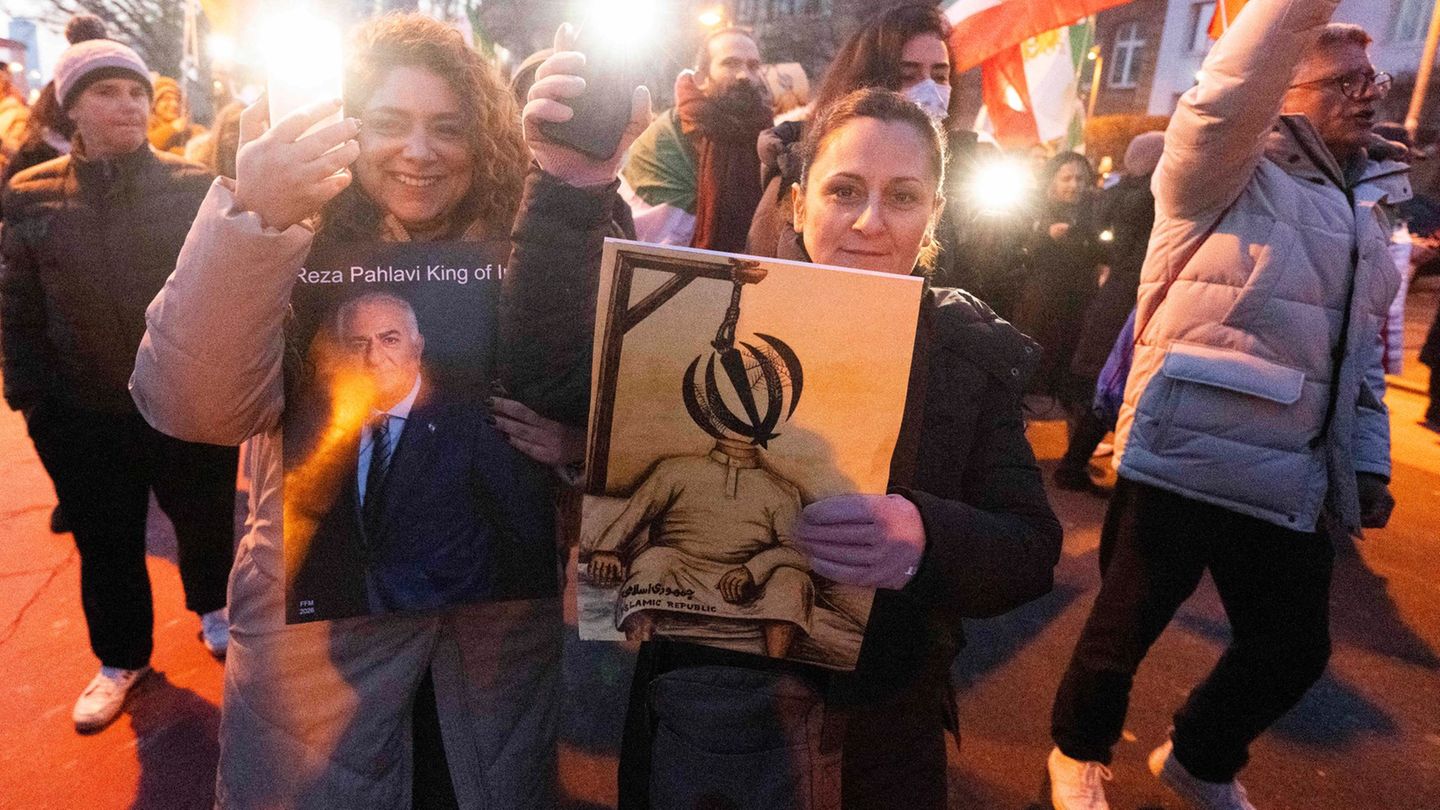 Iran-Demonstrationen: Leuchten für einen freien Iran - Proteste in Frankfurt