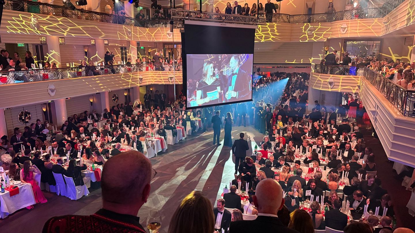 Steven Gätjen und Nina Eichinger moderieren den Filmball. Foto: Malin Wunderlich/dpa