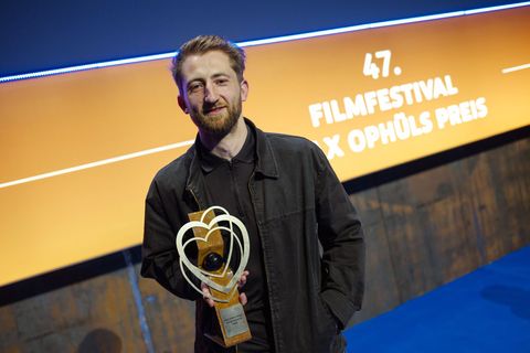 Ben Voit bekam den Max Ophüls Preis für seinen Spielfilm "Gropiusstadt Supernova". Foto: Oliver Dietze/dpa