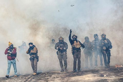 Bundesbeamte setzen Tränengas ein