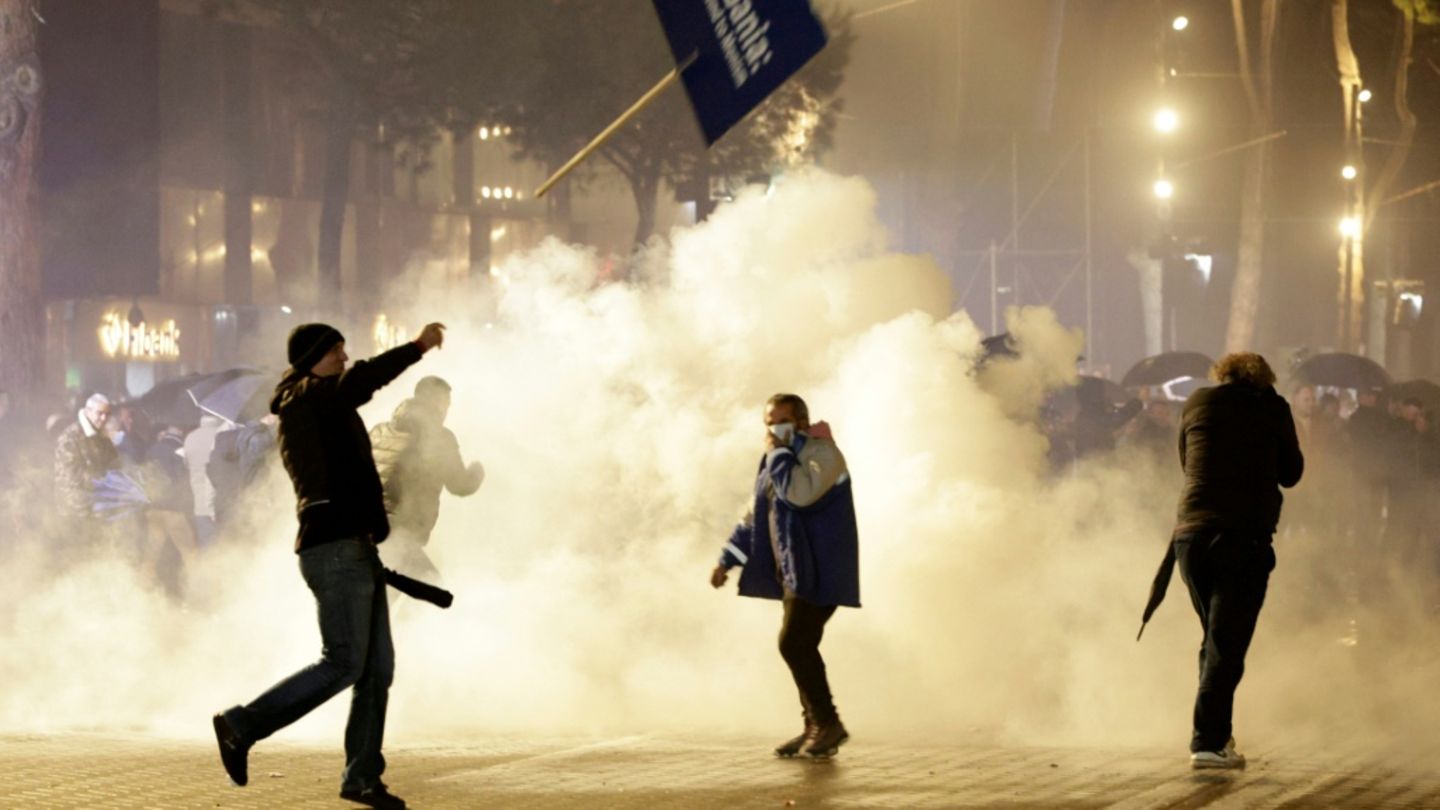 Zusammenst-e-mit-Polizei-bei-regierungskritischen-Protesten-in-Albanien