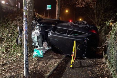 Das völlig zerstörte Auto des verunglückten Fahrers liegt in einer Böschung kurz vor der Bodelschwinghbrücke. Foto: Justin Brosc