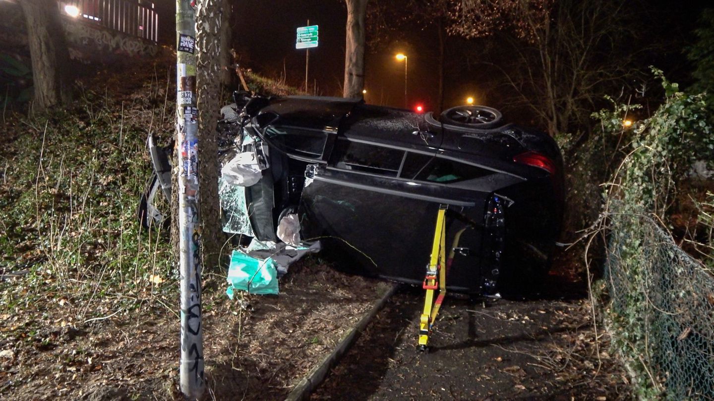 Das völlig zerstörte Auto des verunglückten Fahrers liegt in einer Böschung kurz vor der Bodelschwinghbrücke. Foto: Justin Brosc