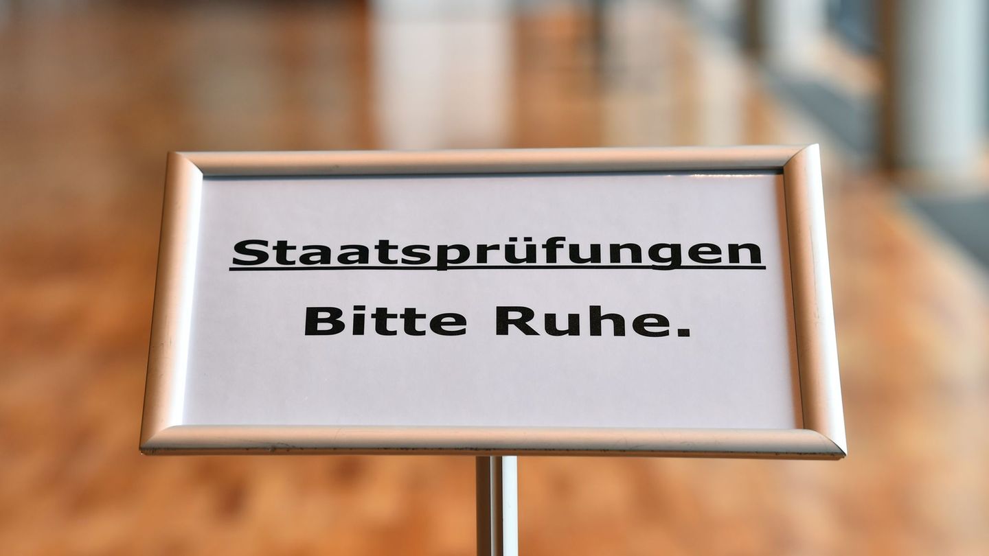 Jura-Staatsexamina verlangen den Kandidatinnen und Kandidaten viel ab. (Symbolbild) Foto: Martin Schutt/dpa-Zentralbild/dpa