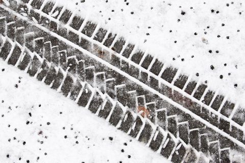 Grundsätzlich bergen laut Polizei alle verschneiten und wenig benutzte Parkflächen Potenzial für Driftmanöver.(Symbolbild) Foto: