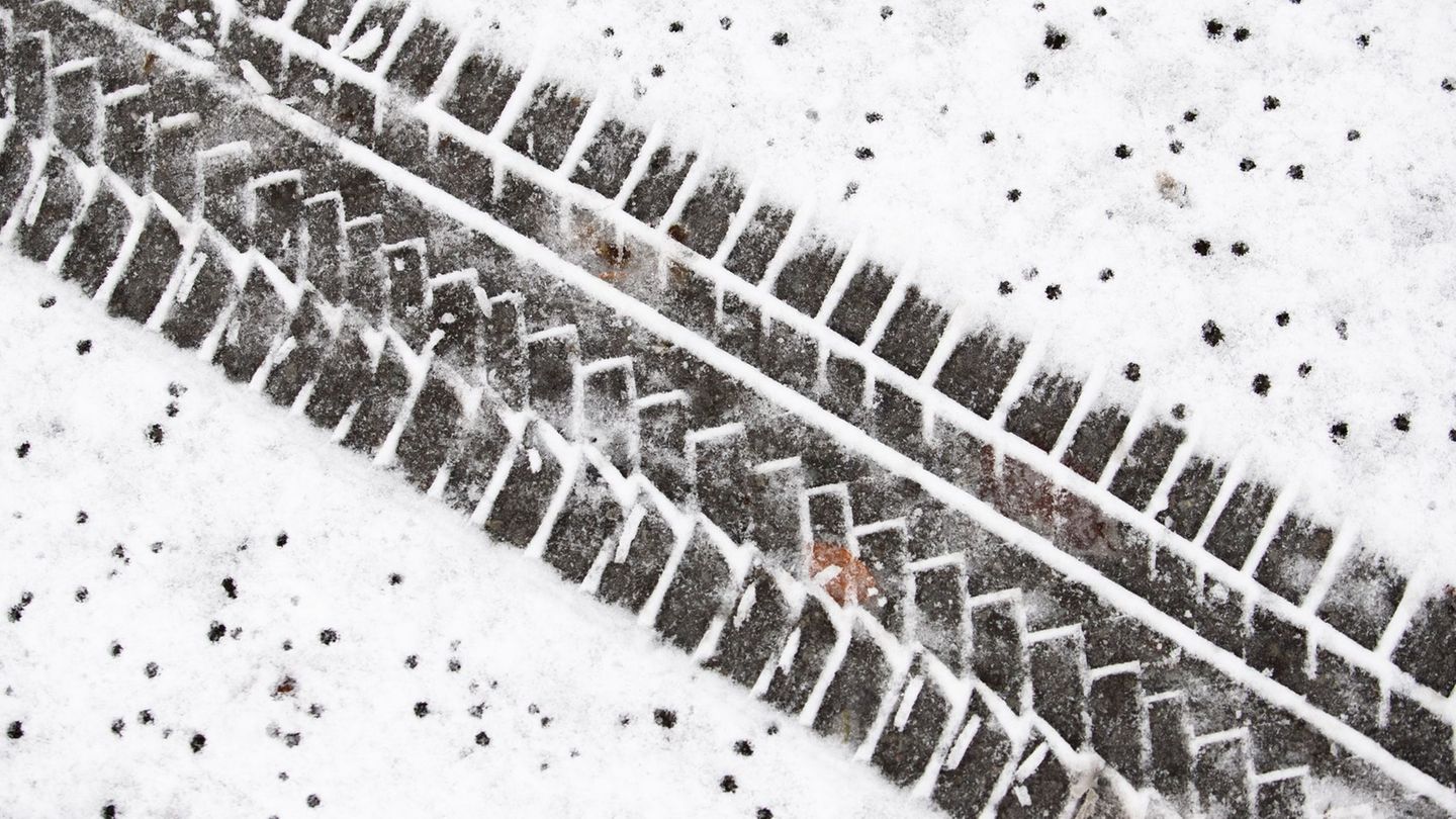 Grundsätzlich bergen laut Polizei alle verschneiten und wenig benutzte Parkflächen Potenzial für Driftmanöver.(Symbolbild) Foto: