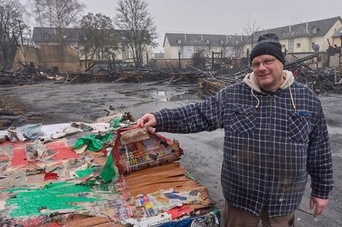 Ansgar Schunkert vor einem Jahr: Der Brand hat nicht viel übrig gelassen. (Archivbild) Foto: Thomas Frey/dpa