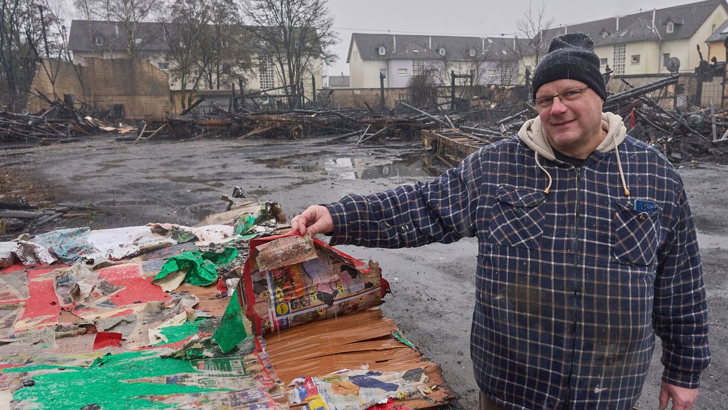 Ansgar Schunkert vor einem Jahr: Der Brand hat nicht viel übrig gelassen. (Archivbild) Foto: Thomas Frey/dpa