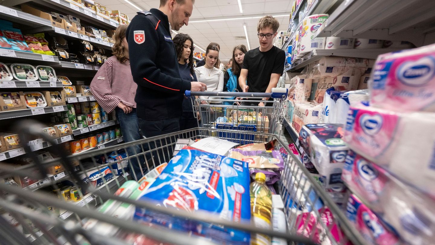 Gemeinsam mit Lehrer Florian Hambach kaufen die Schülerinnen und Schülern einen Notvorrat für eine vierköpfige Familie ein. Foto
