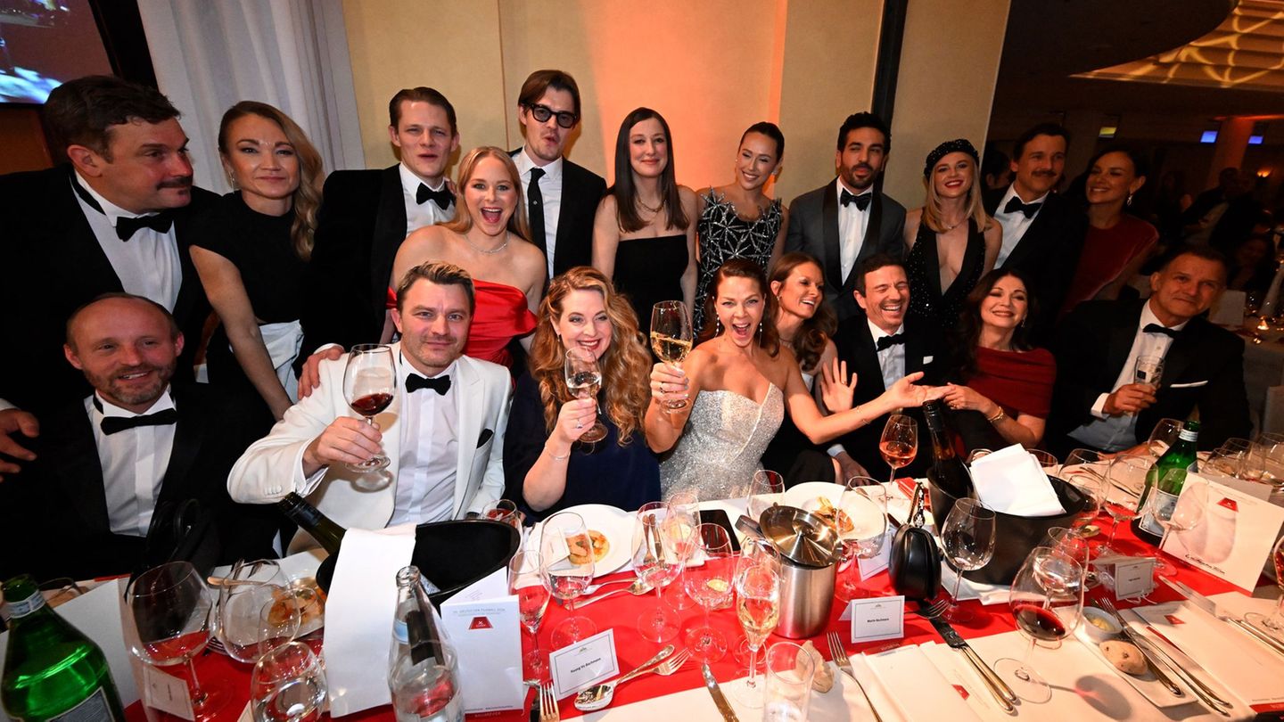 Die Korken knallen am Constantin Tisch. Foto: Felix Hörhager/dpa