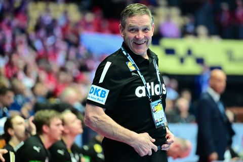 Die Schützlinge von Bundestrainer Alfred Gislason haben im Kampf um das EM-Halbfinale zwei Matchbälle. Foto: Sina Schuldt/dpa