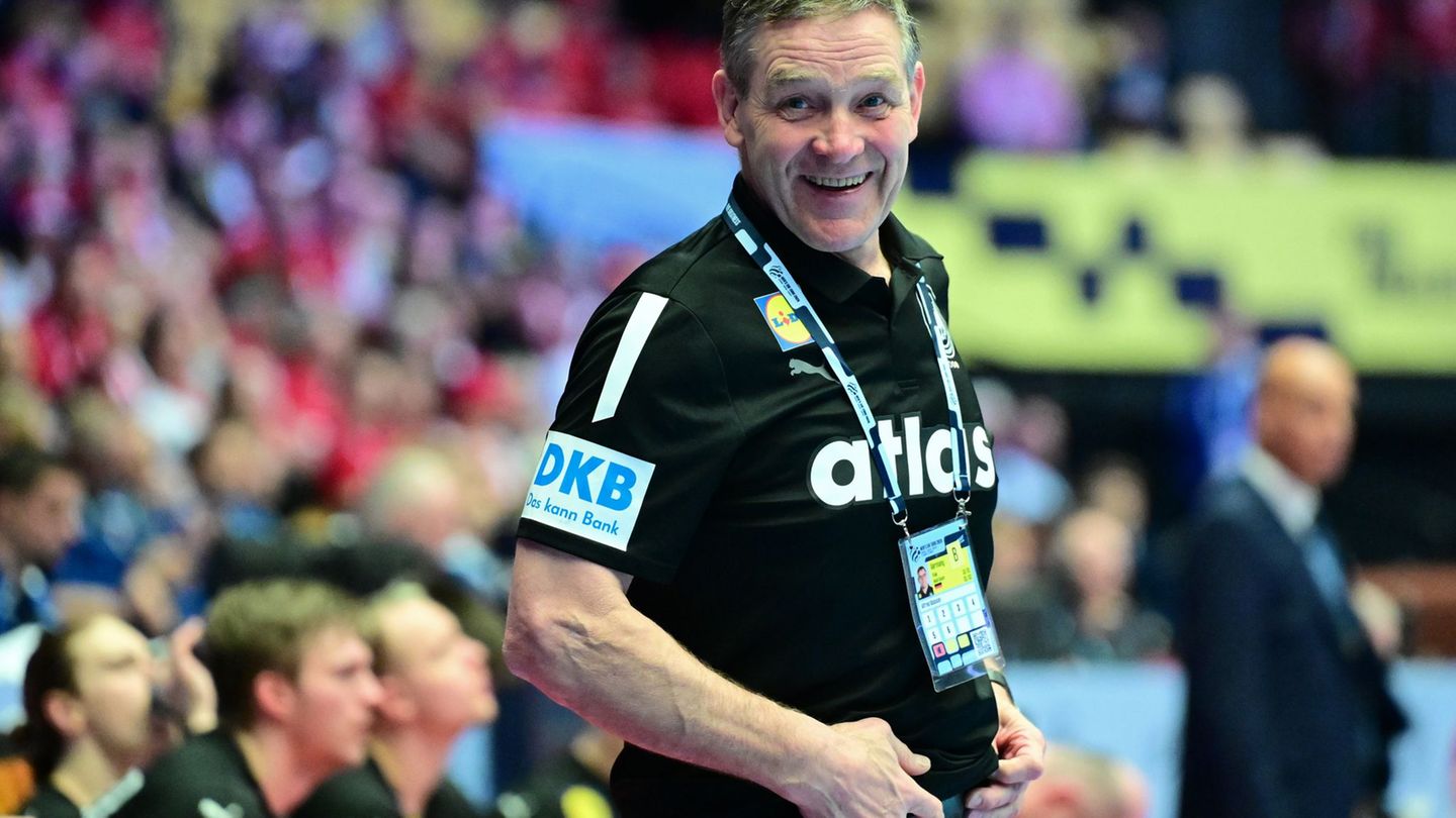 Die Schützlinge von Bundestrainer Alfred Gislason haben im Kampf um das EM-Halbfinale zwei Matchbälle. Foto: Sina Schuldt/dpa