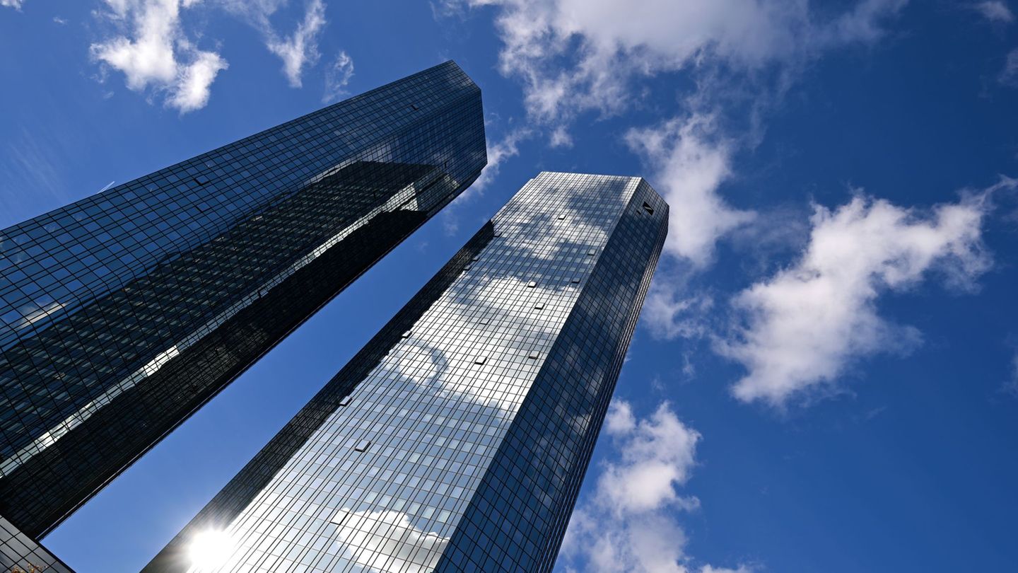 Die Deutsche Bank treibt die Digitalisierung ihres Privatkundengeschäfts voran. (Archivbild) Foto: Arne Dedert/dpa