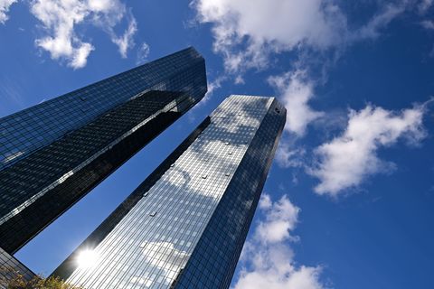 Die Deutsche Bank treibt die Digitalisierung ihres Privatkundengeschäfts voran. (Archivbild) Foto: Arne Dedert/dpa