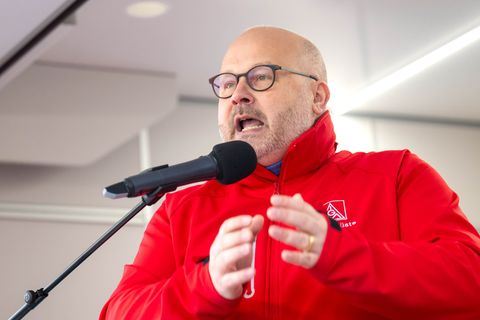 Der Chef der IG Metall Küste, Daniel Friedrich, fordert Aufträge für die Offshore-Windindustrie. (Archivbild) Foto: Sina Schuldt