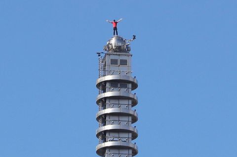 Nach dem Jubel auf der Spitze des Wolkenkratzers hat Alex Honnold ein Selfie mit seinem Smartphone geschossen. Foto: ChiangYing-