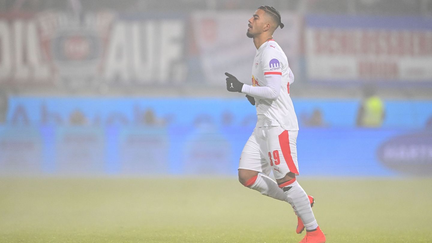 Emotionales Comeback: Benjamin Henrichs kann wieder Fußball spielen. Foto: Harry Langer/dpa