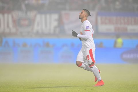 Emotionales Comeback: Benjamin Henrichs kann wieder Fußball spielen. Foto: Harry Langer/dpa