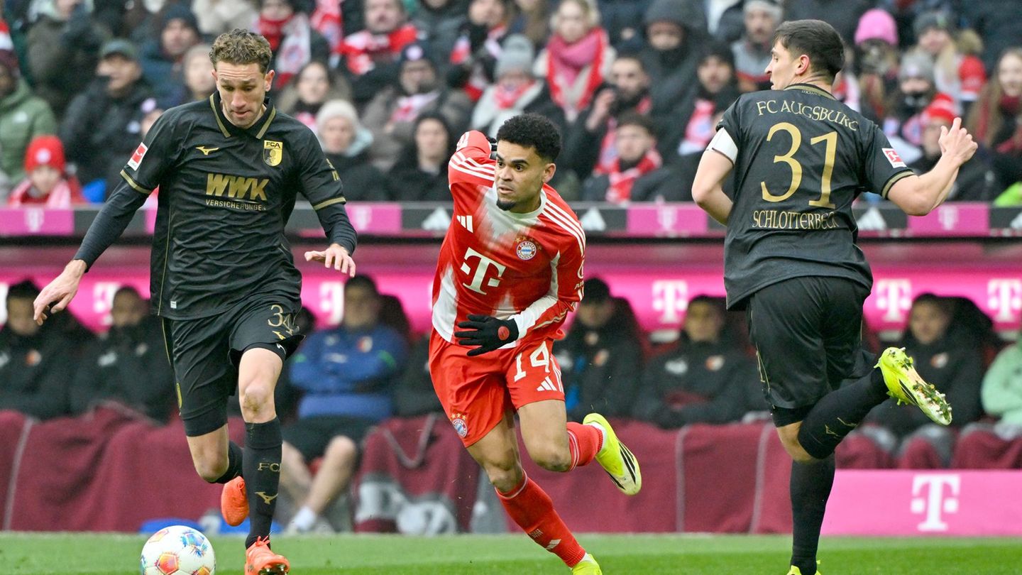 Arthur Chaves feiert einen Einstand nach Maß beim FC Augsburg. Foto: Peter Kneffel/dpa