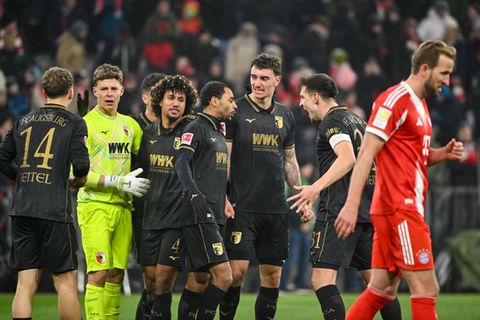 Die Bayern um Harry Kane (r) ärgern sich über die Niederlage. Foto: Peter Kneffel/dpa