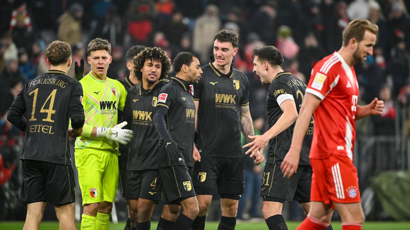 Die Bayern um Harry Kane (r) ärgern sich über die Niederlage. Foto: Peter Kneffel/dpa