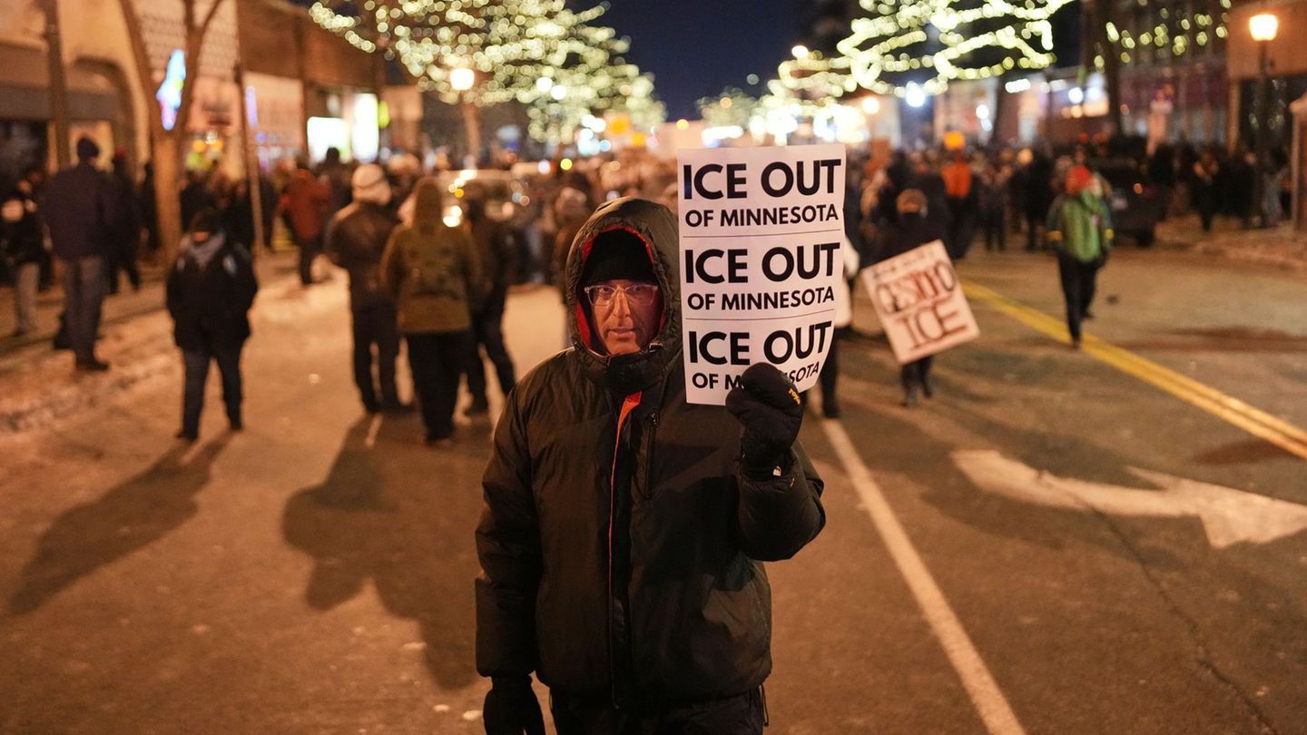 Die Wut auf der Straße gegen Trumps radikale Abschiebepolitik wächst. Foto: Adam Gray/AP/dpa