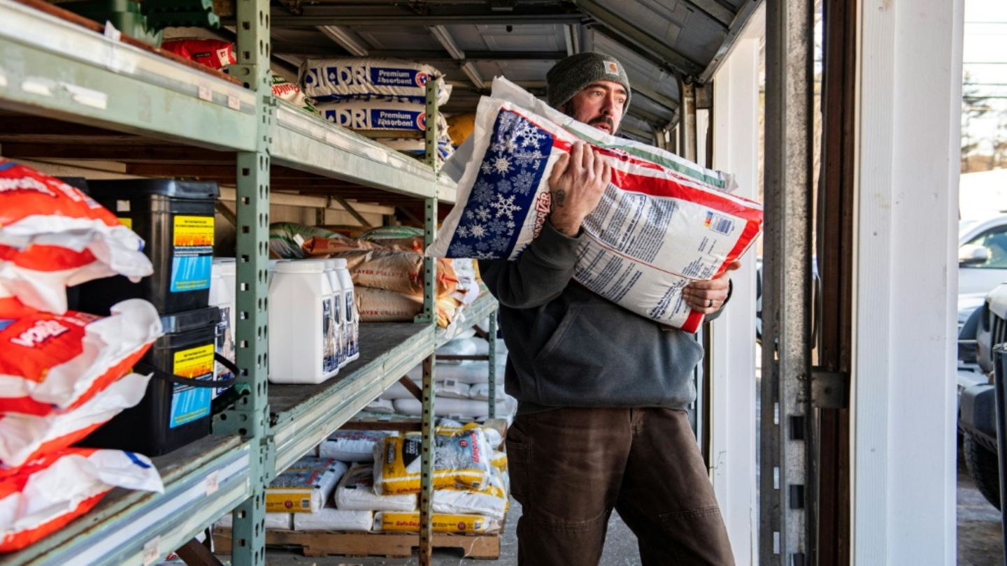 Mann deckt sich in Maine mit Streusalz ein