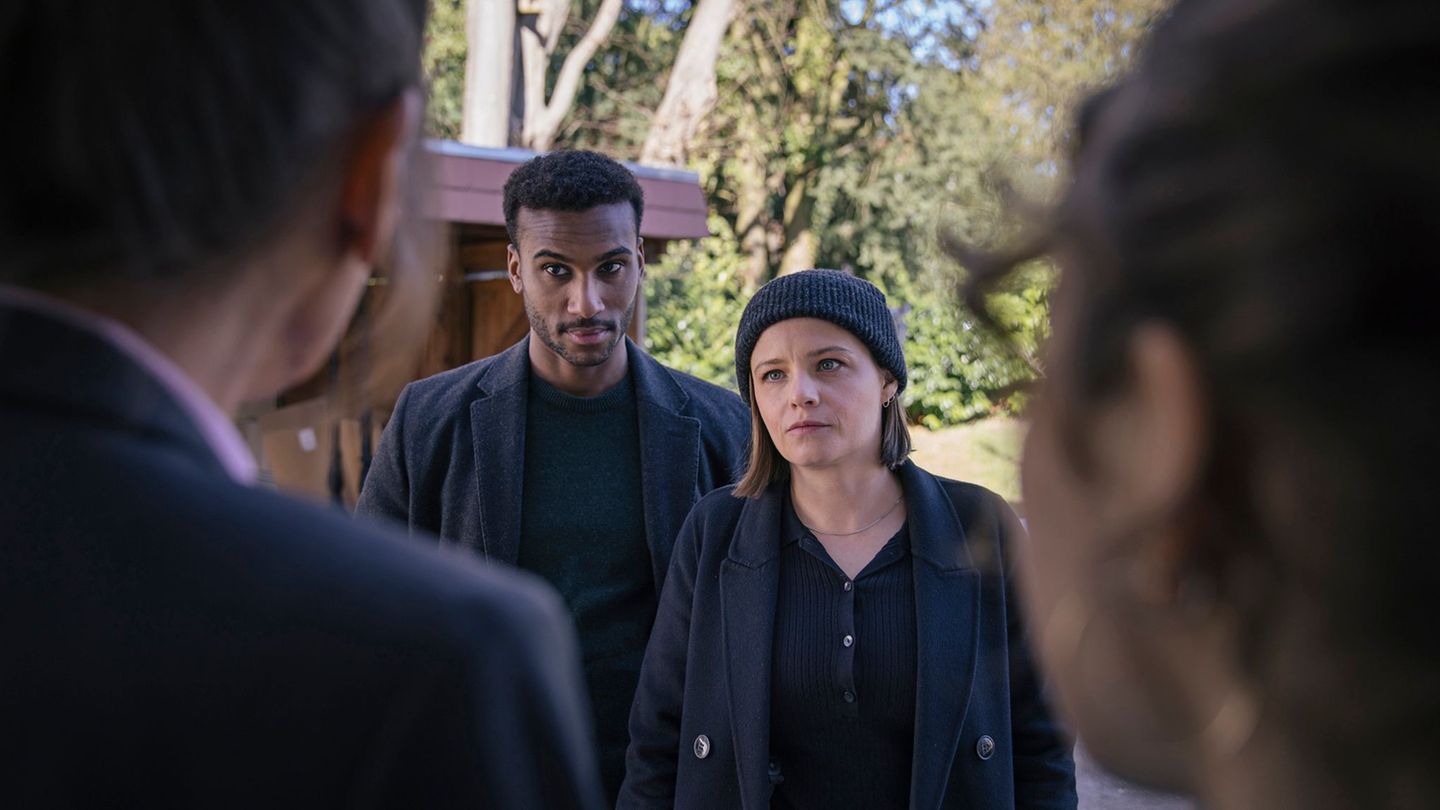 Liv Moormann und Patrice Schipper (M, Jasna Fritzi Bauer und Tijan Njie) überbringen eine traurige Nachricht. Foto: Magdalena St