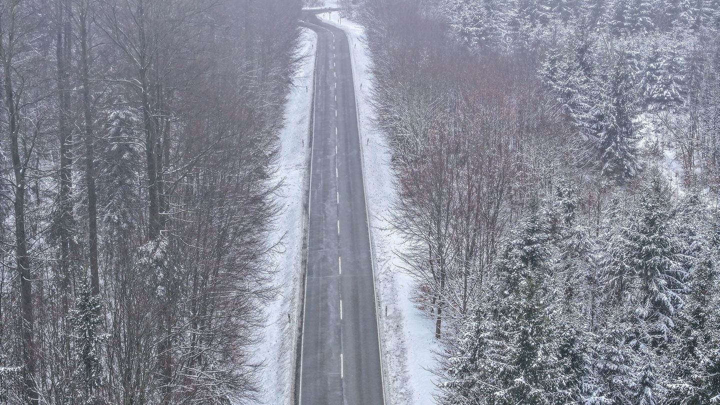 Im Osten erwartet der Wetterdienst Schneefall. (Archivbild) Foto: Jason Tschepljakow/dpa