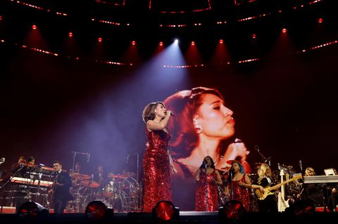 Raye auf der Bühne in der Berliner Uber-Arena