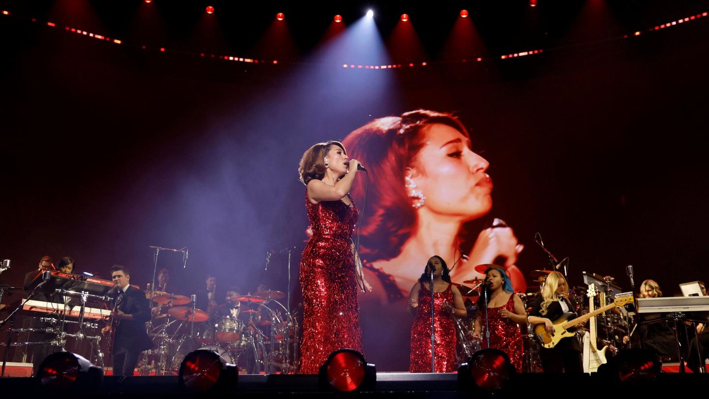 Raye auf der Bühne in der Berliner Uber-Arena