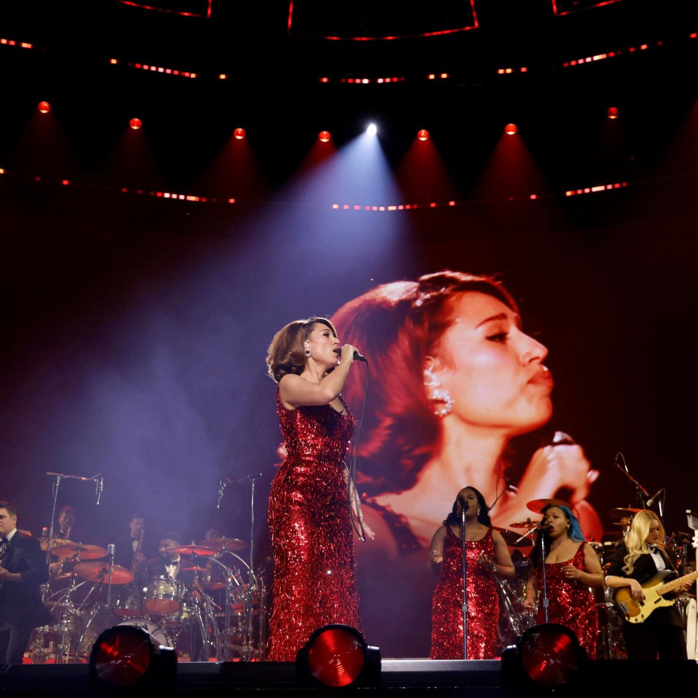 Raye auf der Bühne in der Berliner Uber-Arena