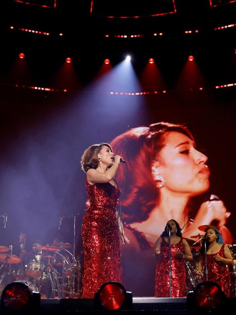 Raye auf der Bühne in der Berliner Uber-Arena