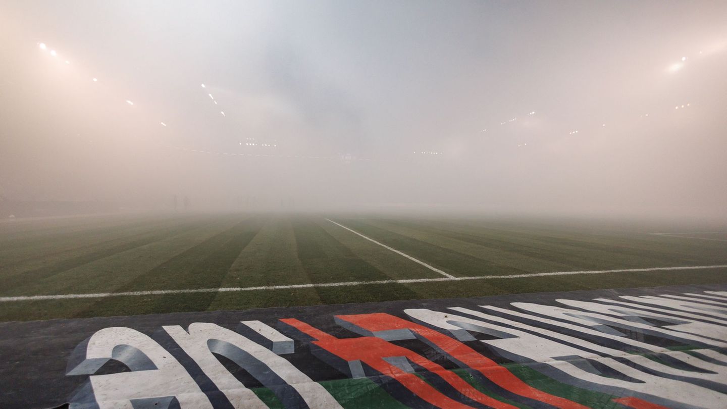 Fans zündeten Pyrotechnik, das Spiel war zeitweise unterbrochen. Foto: Andreas Gora/dpa