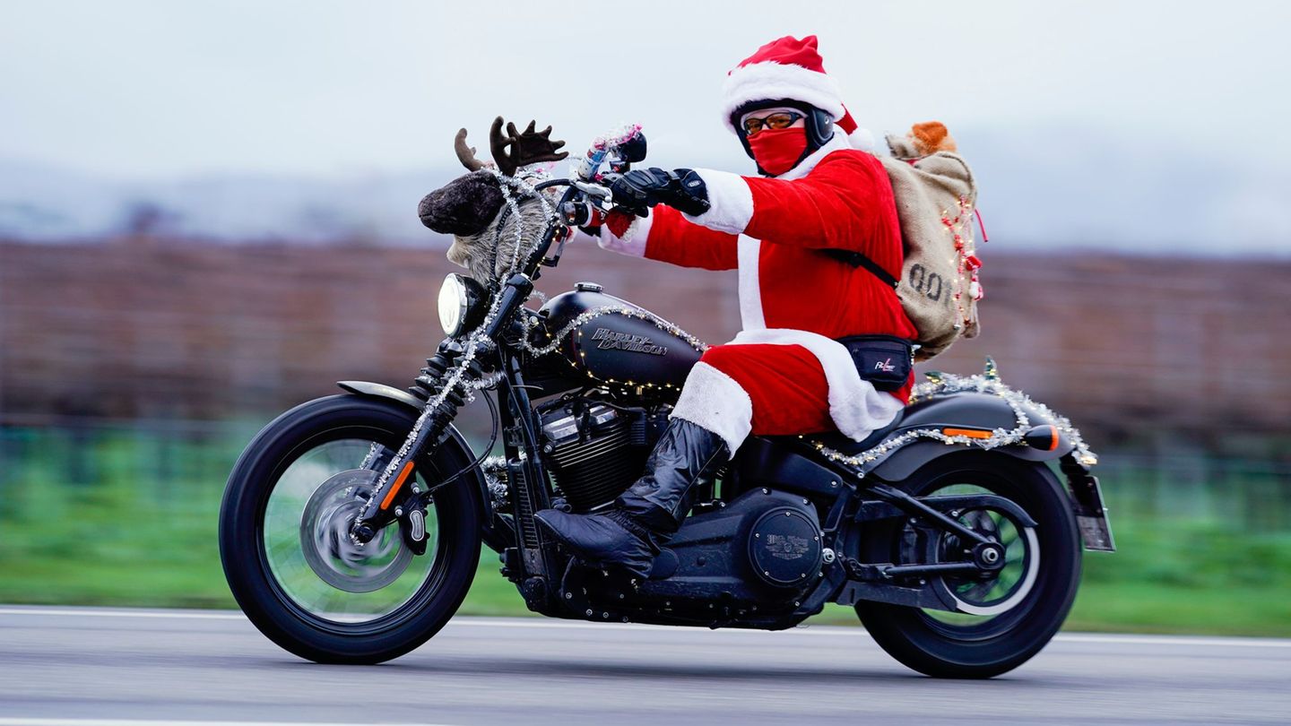 Die "Rentiere" der Riding Santas haben Räder. (Archivbild) Foto: Uwe Anspach/dpa