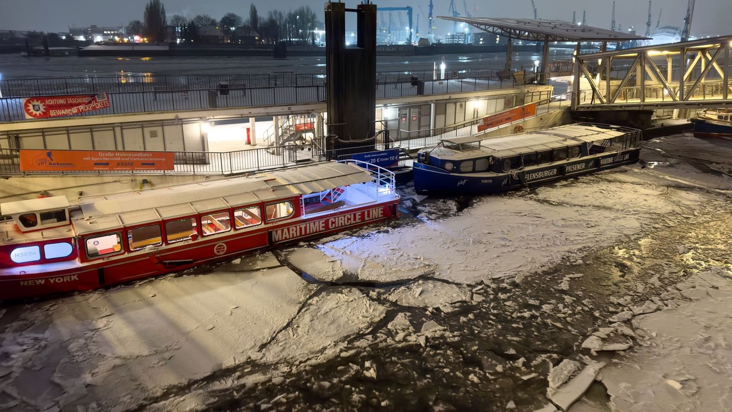 Auch im Hafen von Hamburg ist Eis und Schnee zu sehen. Foto: Bodo Marks/dpa