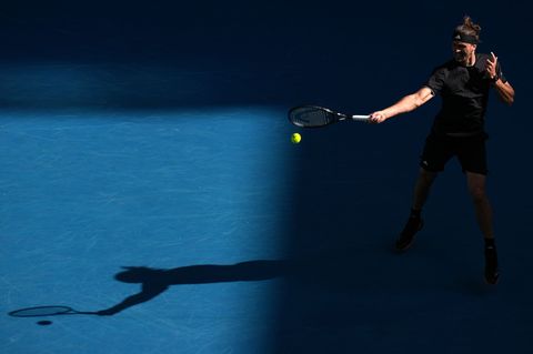 Alexander Zverev hat bei den Australian Open souverän das Viertelfinale erreicht. Foto: Dar Yasin/AP/dpa