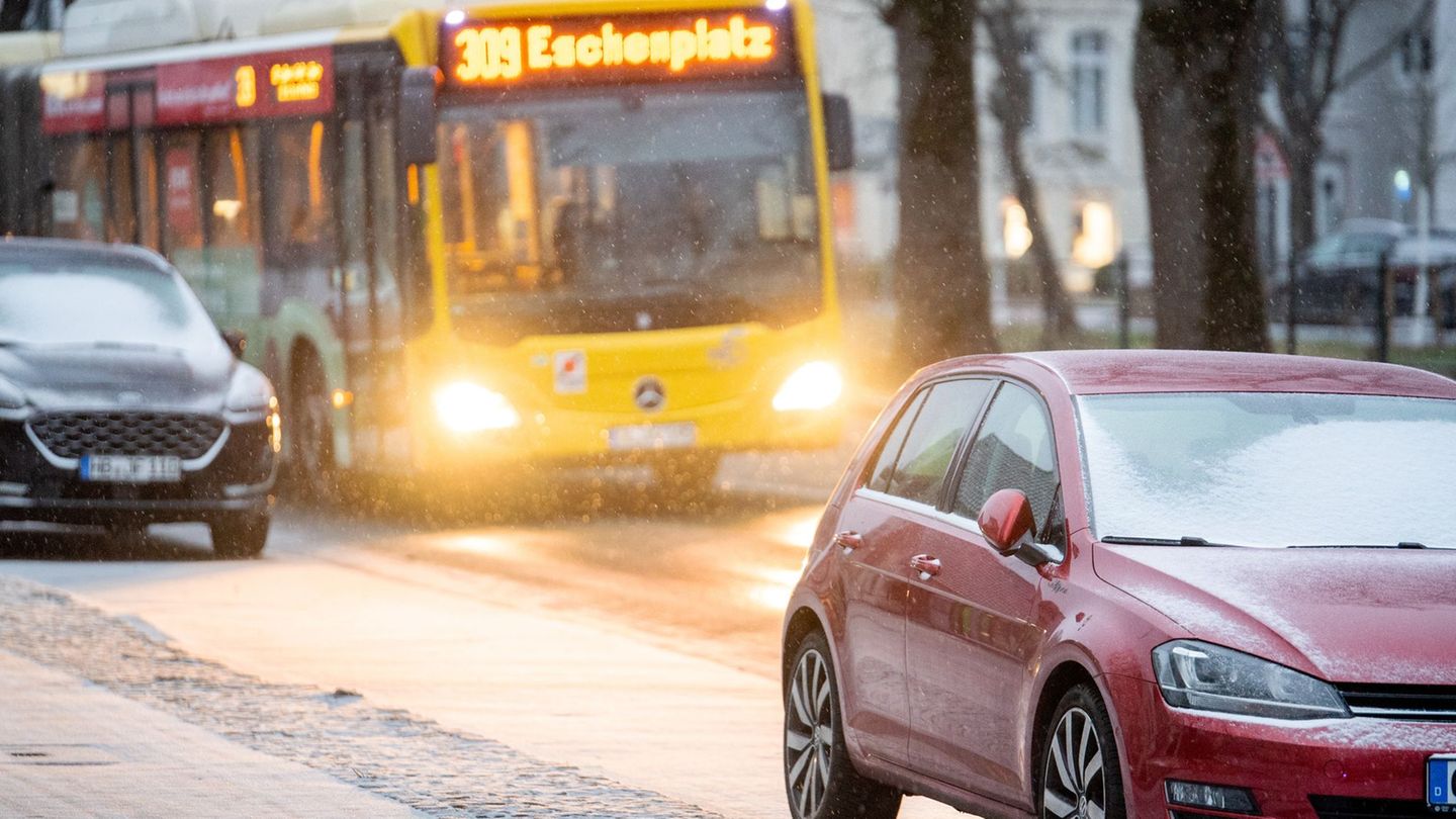 In Niedersachsen ist es in der Nacht zu weniger Unfällen durch Glätte gekommen. (Archivbild) Foto: Hauke-Christian Dittrich/dpa