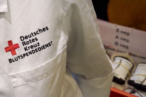 Blutspenden werden unter anderem für wichtige Operationen gebraucht. (Symbolbild) Foto: Marcus Brandt/dpa