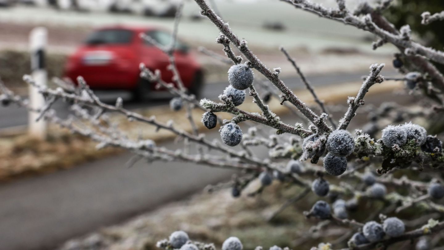 In den kommenden Tagen ist auf den Straßen Nordrhein-Westfalens wieder Vorsicht geboten. (Symbolbild) Foto: Oliver Berg/dpa