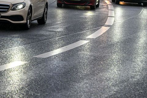 Autofahrer in Berlin und Brandenburg müssen sich auf Glatteis einstellen. (Symbolbild) Foto: Jens Kalaene/dpa