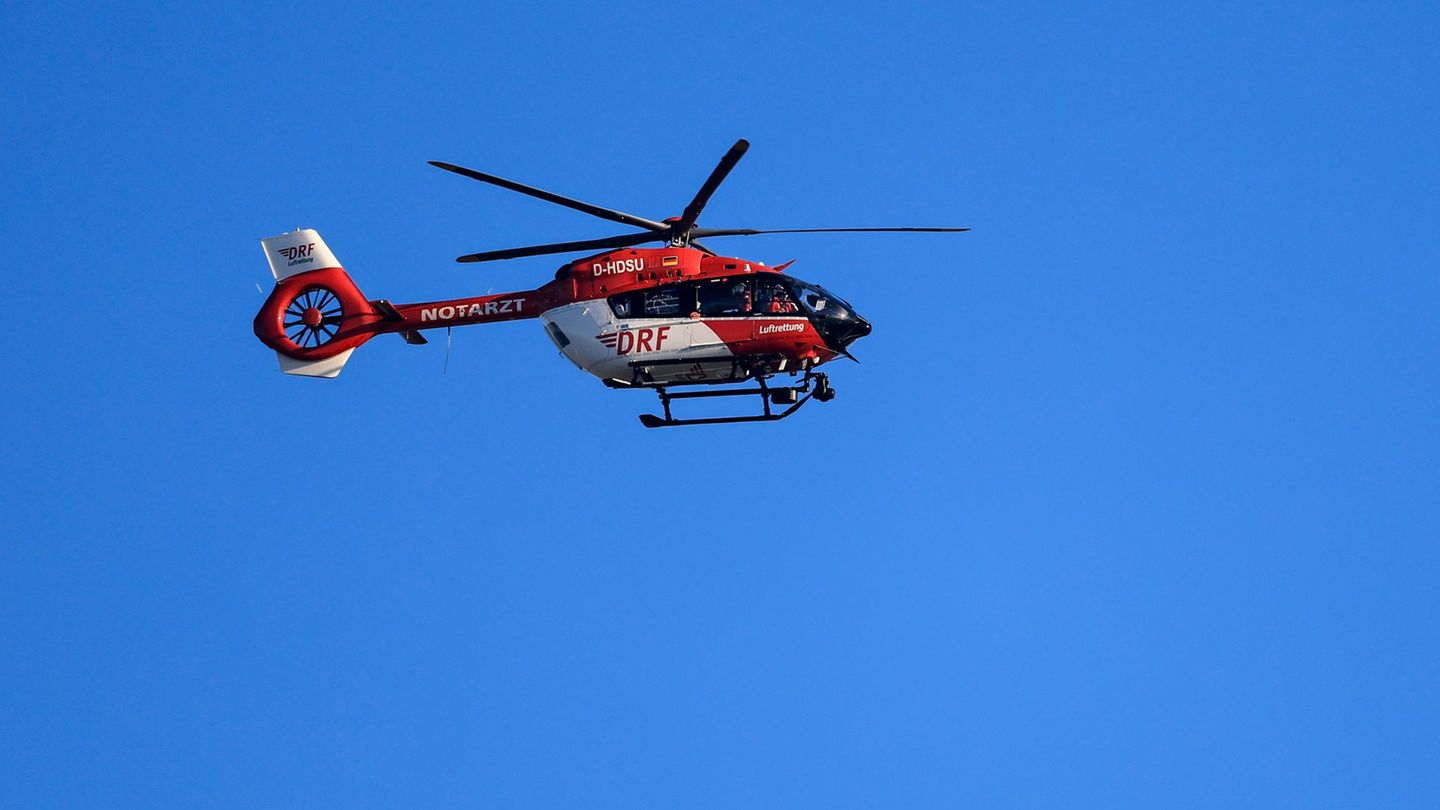 Ein Rettungshubschrauber brachte die verletzte Frau ins Krankenhaus. (Symbolbild) Foto: Jan Woitas/dpa
