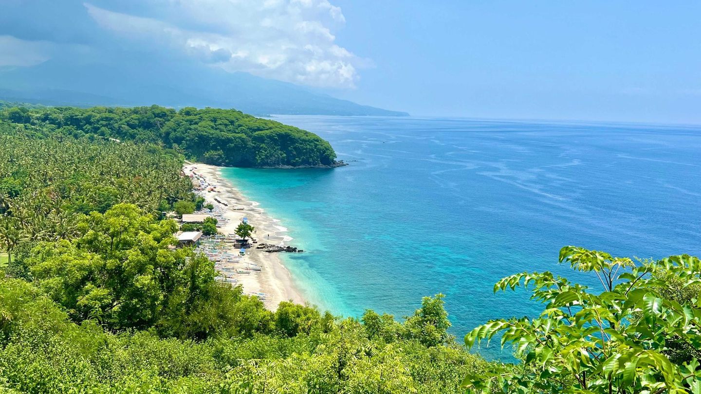Virgin Beach, ein weißer Sandstrand nahe Candidasa auf Bali