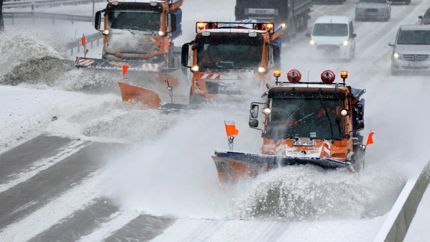 Schneepflüge auf Autobahn