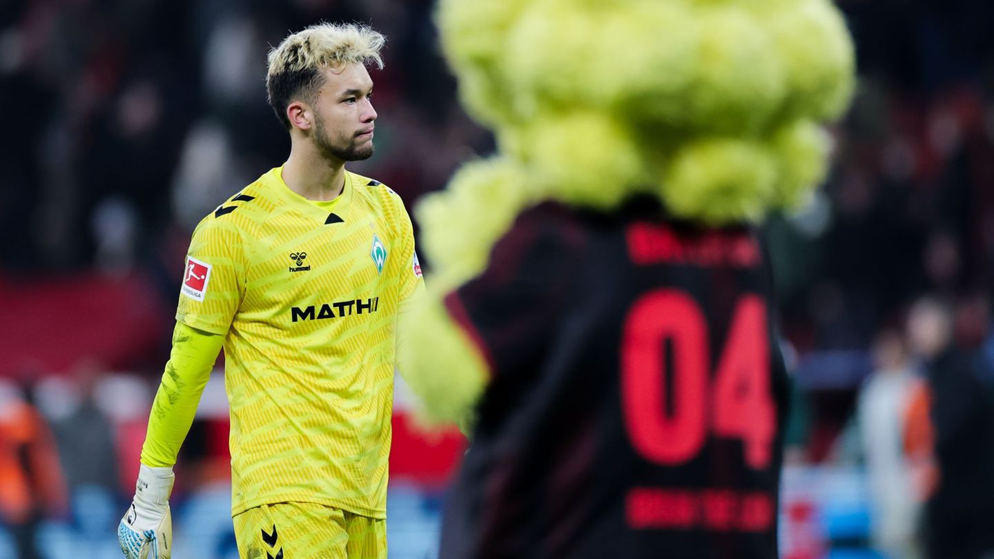 Bremer Enttäuschung: Torwart Mio Backhaus nach dem 0:1 in Leverkusen. Foto: Rolf Vennenbernd/dpa