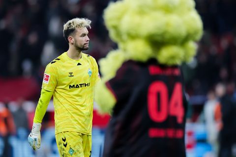 Bremer Enttäuschung: Torwart Mio Backhaus nach dem 0:1 in Leverkusen. Foto: Rolf Vennenbernd/dpa